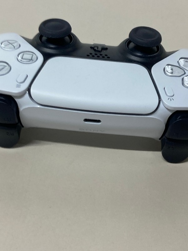 Lot 668  
            Nottingham SR1 - Delivery Only 

                
PLAYSTATION 5 DUAL SENSE WIRELESS CONTROLLER - WHITE - ORIGINAL RRP - £74.99