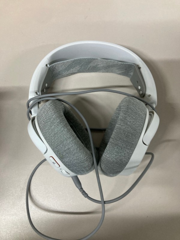 Lot 671  
            Nottingham SR1 - Delivery Only 

                
BOX OF VARIOUS GAMING HEADSETS