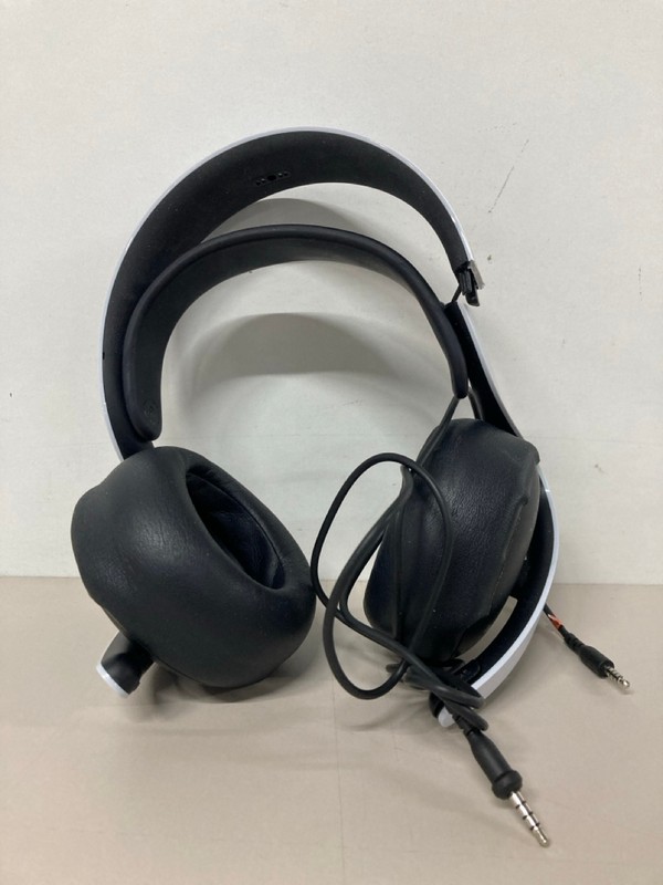 Lot 676  
            Nottingham SR1 - Delivery Only 

                
BOX OF VARIOUS GAMING HEADSETS