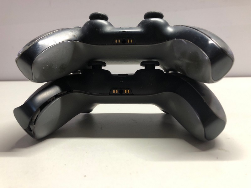 Lot 714  
            Nottingham SR1 - Delivery Only 

                
2 X PLAYSTATION 5 DUAL SENSE WIRELESS CONTROLLER (DAMAGED)