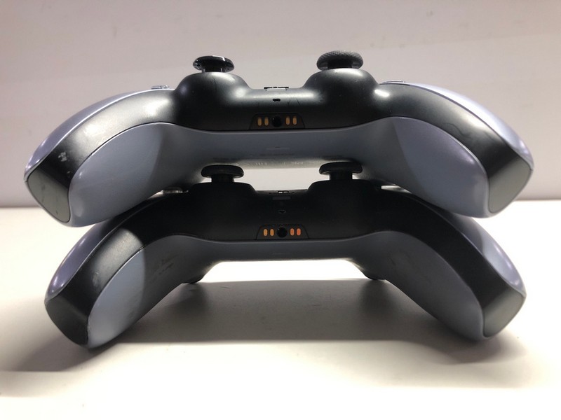 Lot 716  
            Nottingham SR1 - Delivery Only 

                
2 X PLAYSTATION 5 DUAL SENSE WIRELESS CONTROLLER (DAMAGED)