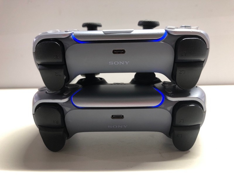 Lot 717  
            Nottingham SR1 - Delivery Only 

                
2 X PLAYSTATION 5 DUAL SENSE WIRELESS CONTROLLER (DAMAGED)