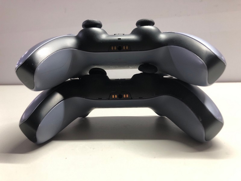 Lot 717  
            Nottingham SR1 - Delivery Only 

                
2 X PLAYSTATION 5 DUAL SENSE WIRELESS CONTROLLER (DAMAGED)