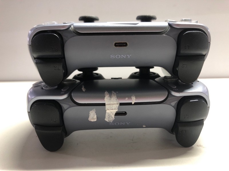 Lot 718  
            Nottingham SR1 - Delivery Only 

                
2 X PLAYSTATION 5 DUAL SENSE WIRELESS CONTROLLER (DAMAGED)
