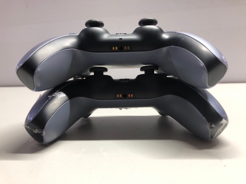 Lot 719  
            Nottingham SR1 - Delivery Only 

                
2 X PLAYSTATION 5 DUAL SENSE WIRELESS CONTROLLER (DAMAGED)