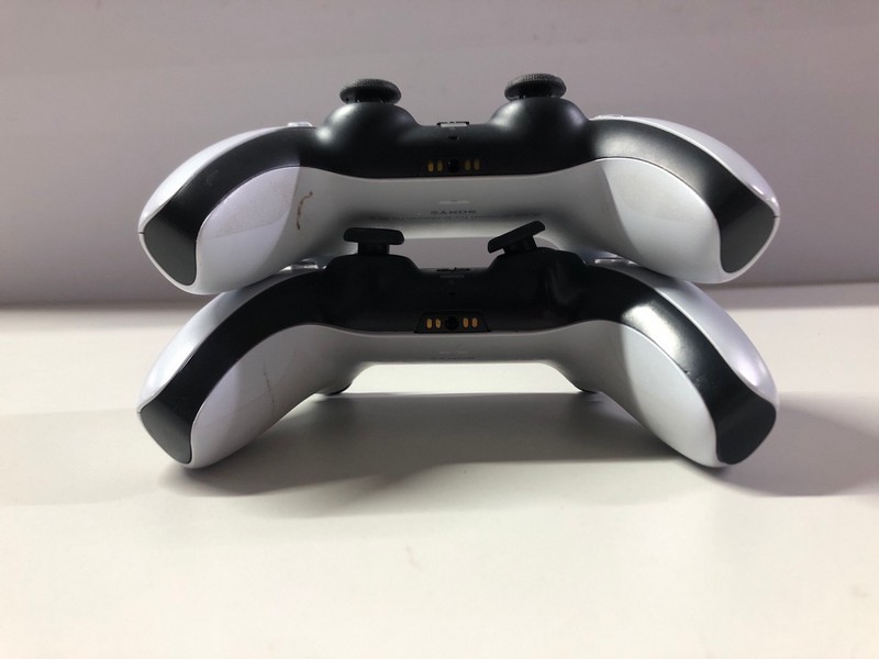 Lot 727  
            Nottingham SR1 - Delivery Only 

                
2 X PLAYSTATION 5 DUAL SENSE WIRELESS CONTROLLER (DAMAGED)