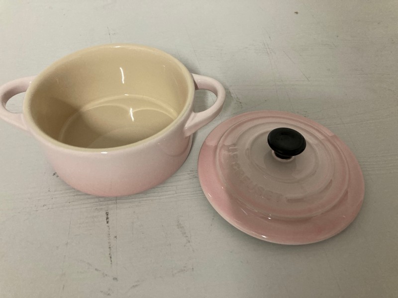 Lot 12  
            Nottingham SR3 - Delivery Only 

                
2 X LE CRUESET ITEMS TO INCLUDE MINI COCOTTE RONDE