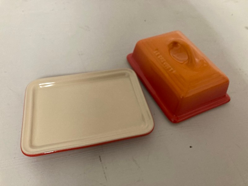 Lot 12  
            Nottingham SR3 - Delivery Only 

                
2 X LE CRUESET ITEMS TO INCLUDE MINI COCOTTE RONDE