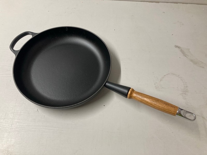 Lot 15  
            Nottingham SR3 - Delivery Only 

                
LE CREUSET WOODEN HANDLE FRYING PAN