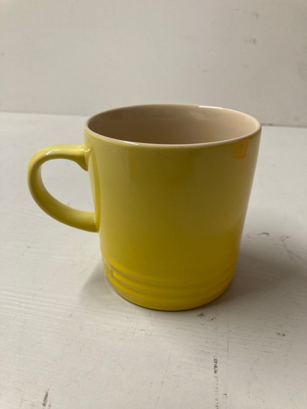 Lot 17  
            Nottingham SR3 - Delivery Only 

                
2 X LE CREUSET ITEMS TO INCLUDE BUTTER DISH