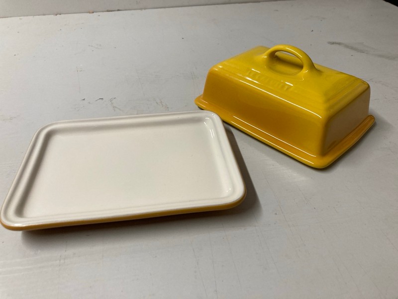 Lot 17  
            Nottingham SR3 - Delivery Only 

                
2 X LE CREUSET ITEMS TO INCLUDE BUTTER DISH