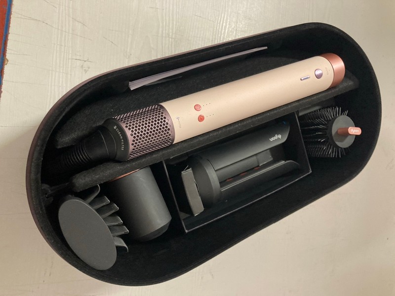 Lot 24  
            Nottingham SR3 - Delivery Only 

                
DYSON AIRWRAP CO-ANDA 2X STRAIGHT + WAVY HAIR CURLER