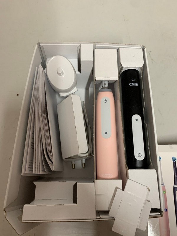 Lot 257  
            Nottingham SR3 - Delivery Only 

                
ORAL-B IO SERIES 3 DUO TOOTHBRUSH SET - Image 2