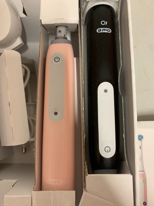 Lot 257  
            Nottingham SR3 - Delivery Only 

                
ORAL-B IO SERIES 3 DUO TOOTHBRUSH SET - Image 3