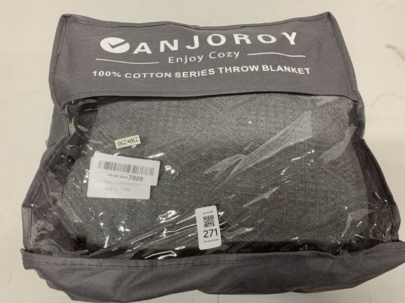 Lot 271  
            Nottingham SR3 - Delivery Only 

                
VANJOROY THROW BLANKET