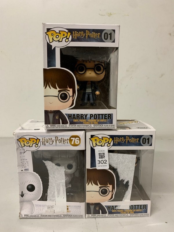 Lot 302  
            Nottingham SR3 - Delivery Only 

                
3 X  FUNKO POP FIGURES TO INCLUDE HARRY POTTER