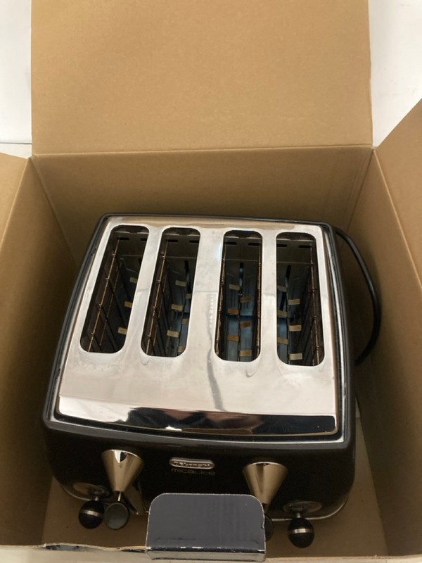 Lot 336  
            Nottingham SR3 - Delivery Only 

                
DELONGHI ICONA KETTLE AND TOASTER SET - Image 4
