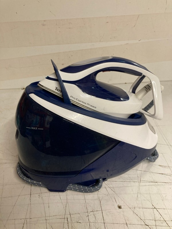Lot 371  
            Nottingham SR3 - Delivery Only 

                
TEFAL STEAM IRON