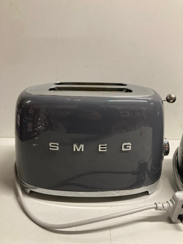 Lot 407  
            Nottingham SR3 - Delivery Only 

                
SMEG TOASTER AND KETTLE SET - Image 2