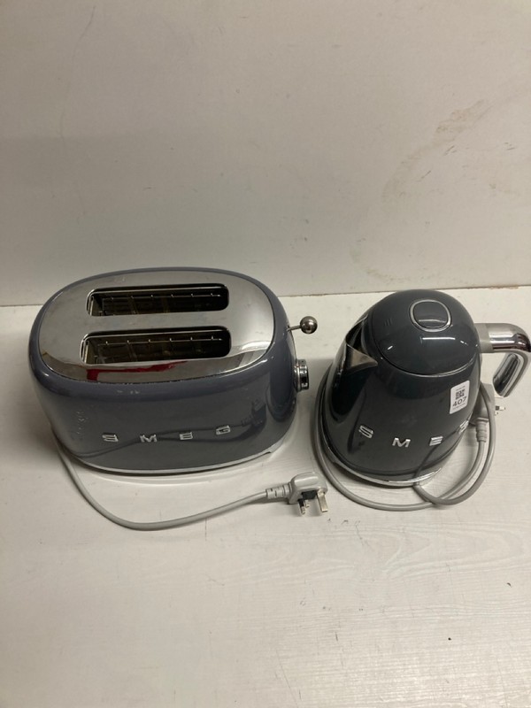 Lot 407  
            Nottingham SR3 - Delivery Only 

                
SMEG TOASTER AND KETTLE SET - Image 4