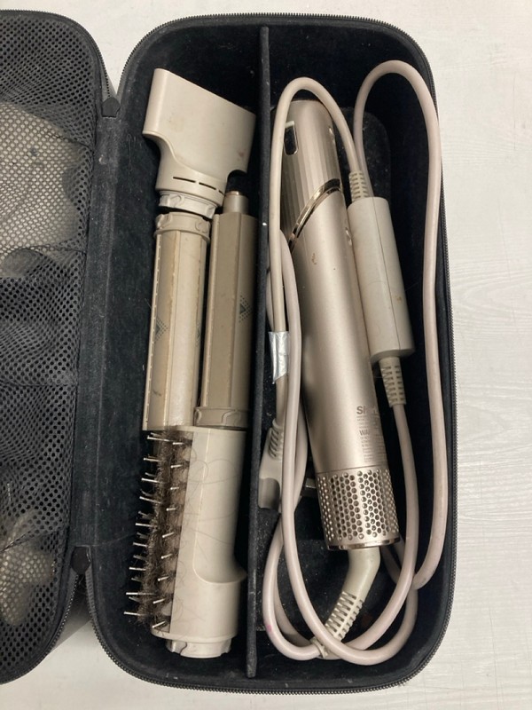 Lot 413  
            Nottingham SR3 - Delivery Only 

                
SHARK FLEXSTYLE AIRDRYING AND STYLING