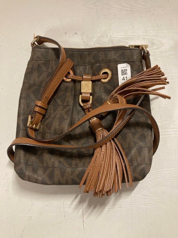 Lot 41  
            Nottingham SR3 - Delivery Only 

                
MICHAEL KORS CROSS BODY BAG