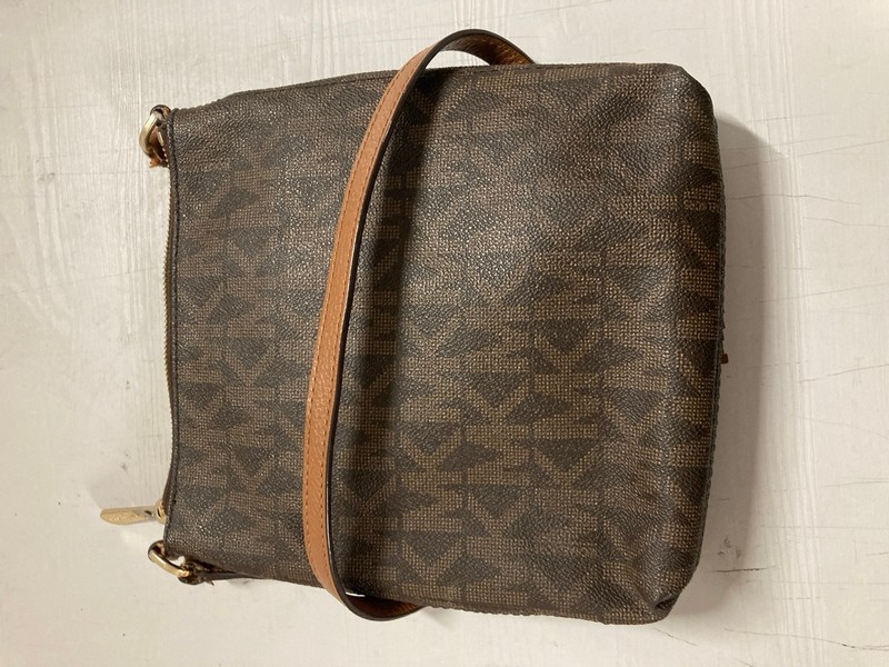 Lot 41  
            Nottingham SR3 - Delivery Only 

                
MICHAEL KORS CROSS BODY BAG