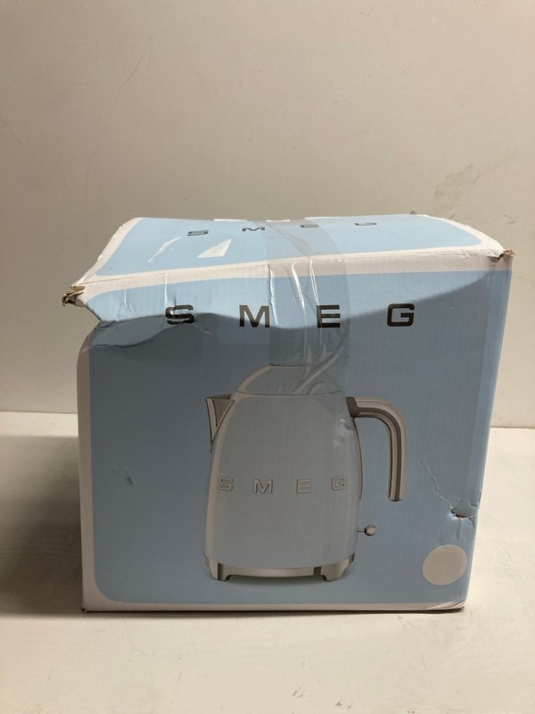 Lot 427  
            Nottingham SR3 - Delivery Only 

                
SMEG TOASTER AND KETTLE SET