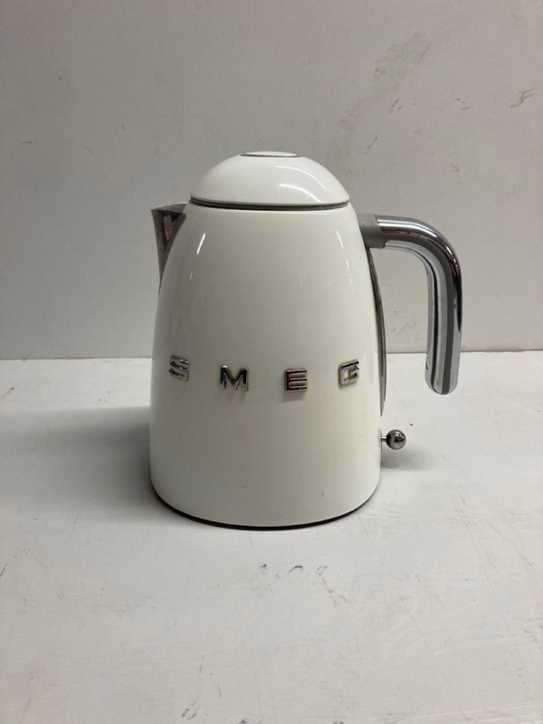 Lot 427  
            Nottingham SR3 - Delivery Only 

                
SMEG TOASTER AND KETTLE SET
