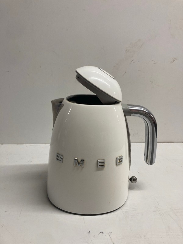 Lot 427  
            Nottingham SR3 - Delivery Only 

                
SMEG TOASTER AND KETTLE SET