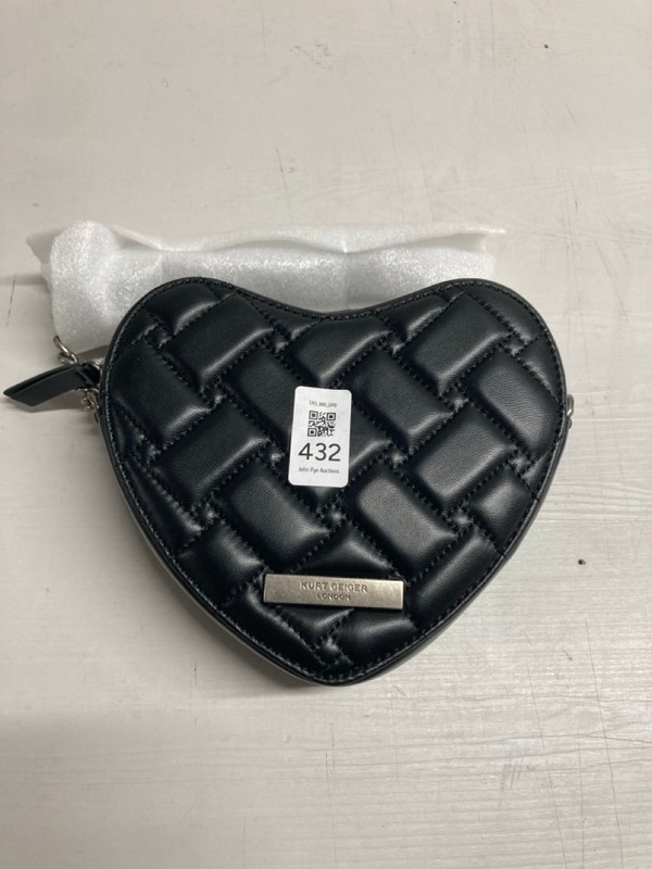 Lot 432  
            Nottingham SR3 - Delivery Only 

                
KURT GEIGER LONDON CLUTCH BAG IN BLACK