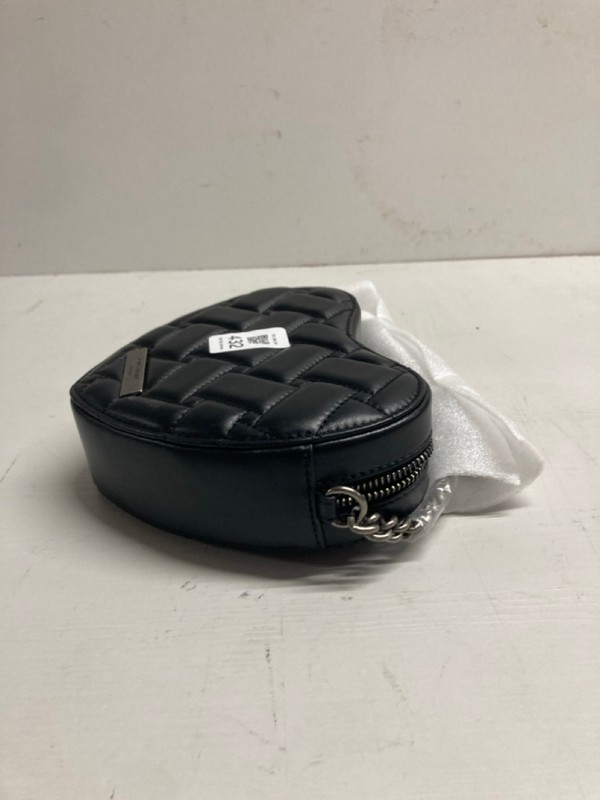 Lot 432  
            Nottingham SR3 - Delivery Only 

                
KURT GEIGER LONDON CLUTCH BAG IN BLACK