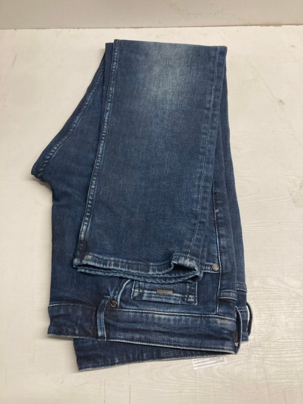 Lot 433  
            Nottingham SR3 - Delivery Only 

                
BOSS 38W REGULAR NAVY JEANS - Image 2