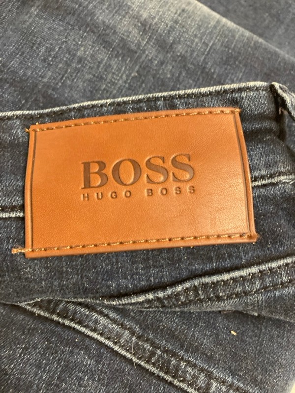 Lot 433  
            Nottingham SR3 - Delivery Only 

                
BOSS 38W REGULAR NAVY JEANS - Image 3