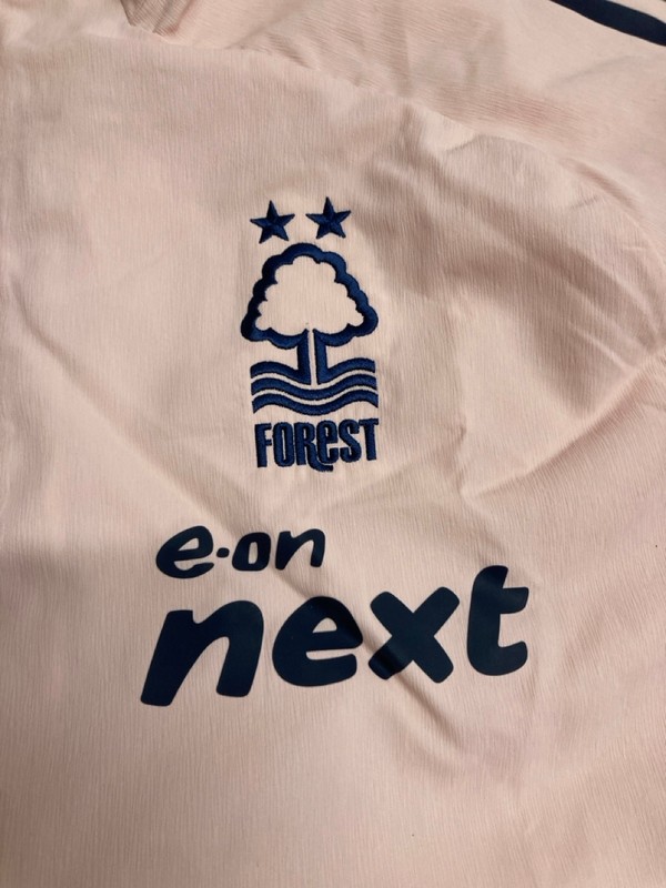 Lot 435  
            Nottingham SR3 - Delivery Only 

                
ADIDAS NOTTINGHAM FOREST PRE MATCH JACKET SIZE XL - Image 3