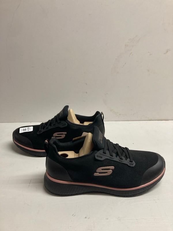 Lot 439  
            Nottingham SR3 - Delivery Only 

                
SKECHERS SLIP RESISTANT SHOES SIZE UK 7