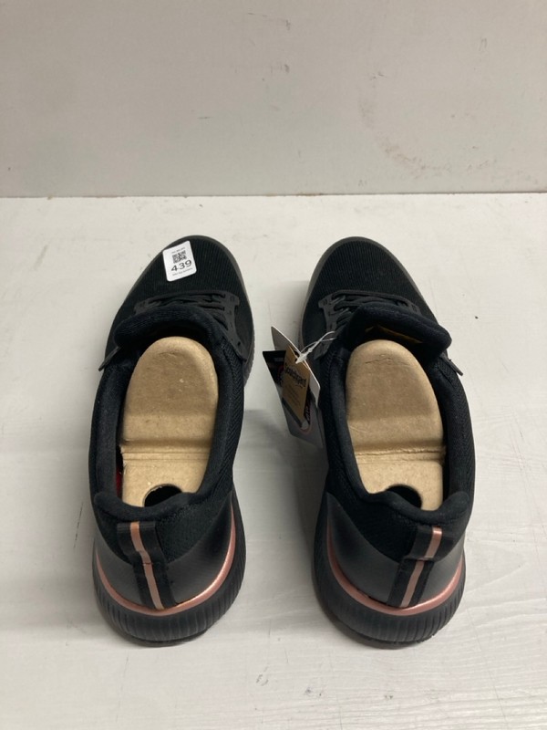 Lot 439  
            Nottingham SR3 - Delivery Only 

                
SKECHERS SLIP RESISTANT SHOES SIZE UK 7