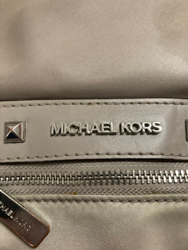 Lot 43  
            Nottingham SR3 - Delivery Only 

                
MICHAEL KORS KENLY MEDIUM LEATHER BACKPACK