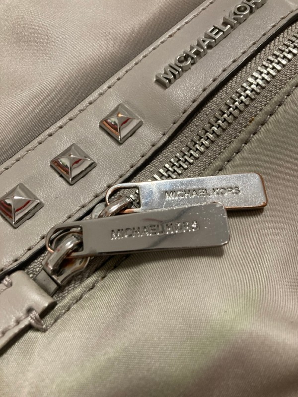 Lot 43  
            Nottingham SR3 - Delivery Only 

                
MICHAEL KORS KENLY MEDIUM LEATHER BACKPACK