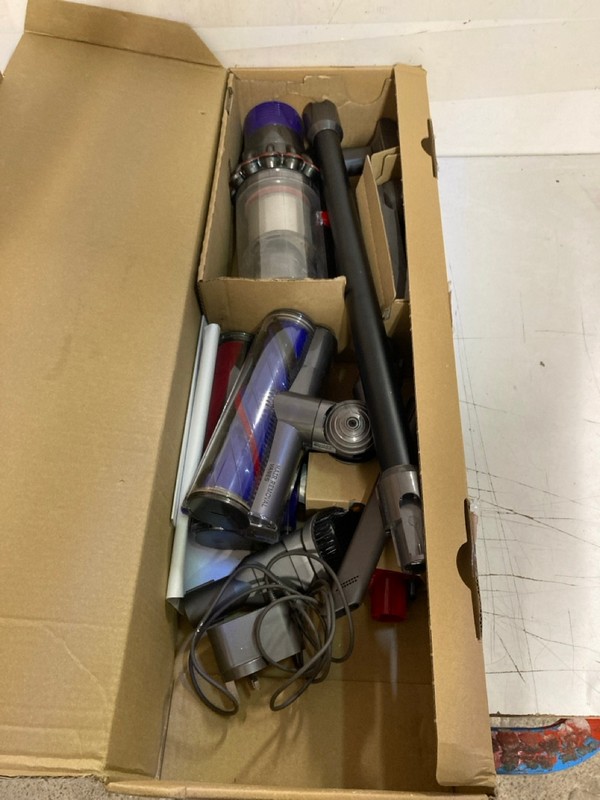 Lot 443  
            Nottingham SR3 - Delivery Only 

                
DYSON CYCLONE V10 TOTAL CLEAN CORDLESS VACUUM CLEANER