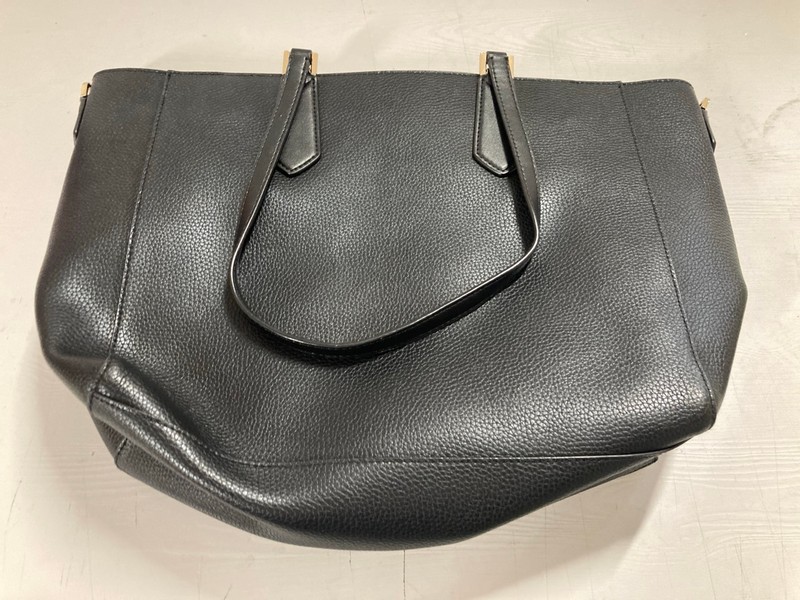 Lot 44  
            Nottingham SR3 - Delivery Only 

                
MICHAEL KORS TOTE LEATHER BAG