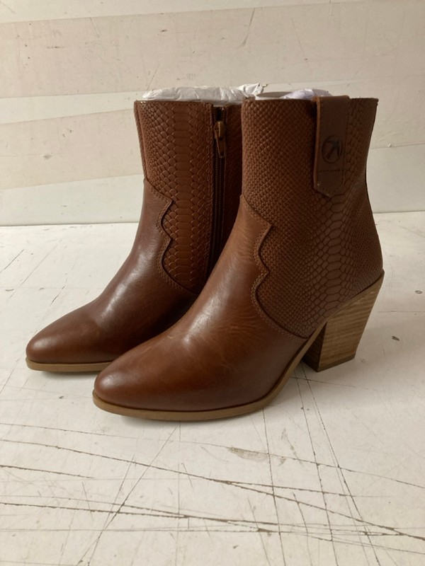 Lot 469  
            Nottingham SR3 - Delivery Only 

                
RAVEL DOREY TAN LEATHER BOOTS UK SIZE 5 - Image 2