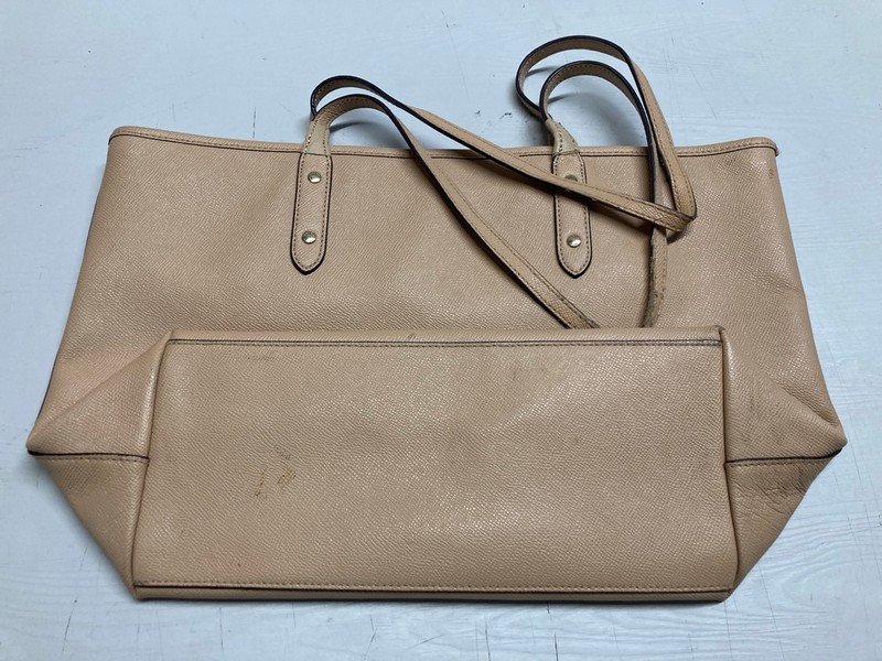 Lot 46  
            Nottingham SR3 - Delivery Only 

                
COACH CITY ZIP LEATHER TOTE BAG