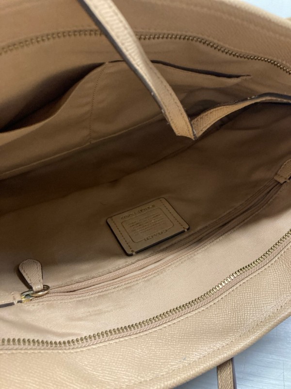 Lot 46  
            Nottingham SR3 - Delivery Only 

                
COACH CITY ZIP LEATHER TOTE BAG