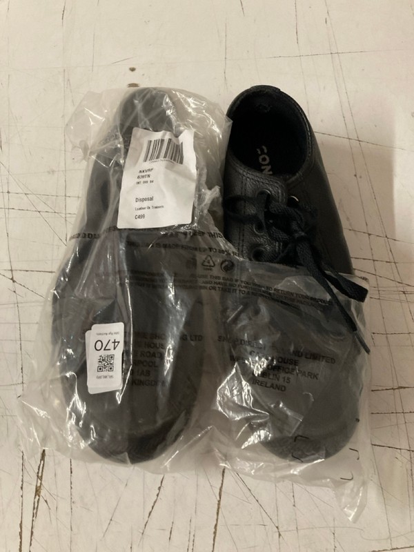 Lot 470  
            Nottingham SR3 - Delivery Only 

                
CONVERSE ALL STARS LOW TOP LEATHER TRAINERS UK SIZE 4