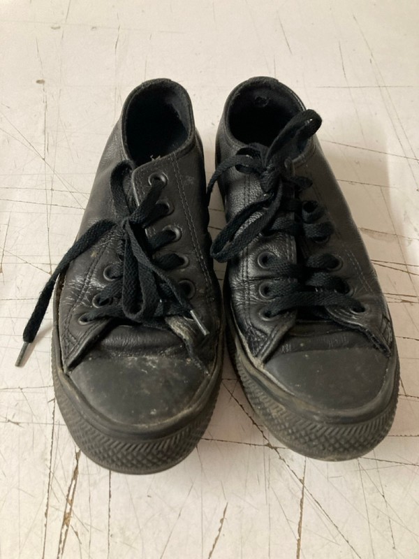 Lot 470  
            Nottingham SR3 - Delivery Only 

                
CONVERSE ALL STARS LOW TOP LEATHER TRAINERS UK SIZE 4