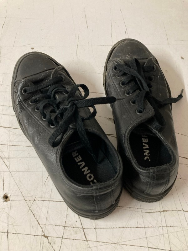 Lot 470  
            Nottingham SR3 - Delivery Only 

                
CONVERSE ALL STARS LOW TOP LEATHER TRAINERS UK SIZE 4