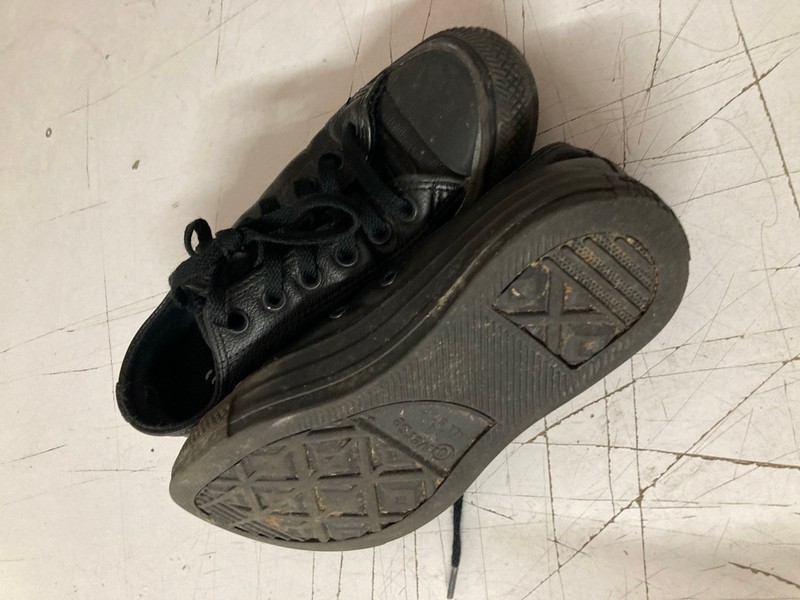 Lot 470  
            Nottingham SR3 - Delivery Only 

                
CONVERSE ALL STARS LOW TOP LEATHER TRAINERS UK SIZE 4