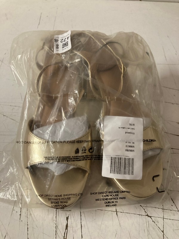 Lot 472  
            Nottingham SR3 - Delivery Only 

                
WOMEN'S DESIGNER GOLD FAUX LEATHER HEELS UK SIZE 7 (GOLD)