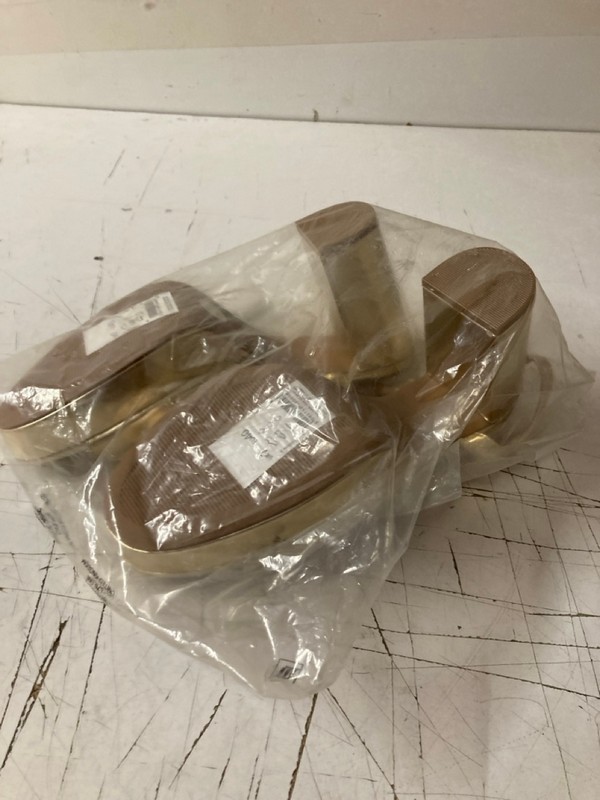 Lot 472  
            Nottingham SR3 - Delivery Only 

                
WOMEN'S DESIGNER GOLD FAUX LEATHER HEELS UK SIZE 7 (GOLD)